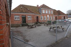 Handlen kom i hus for Kirsebærhaven: Naturbørnehave køber Veddums gamle skole