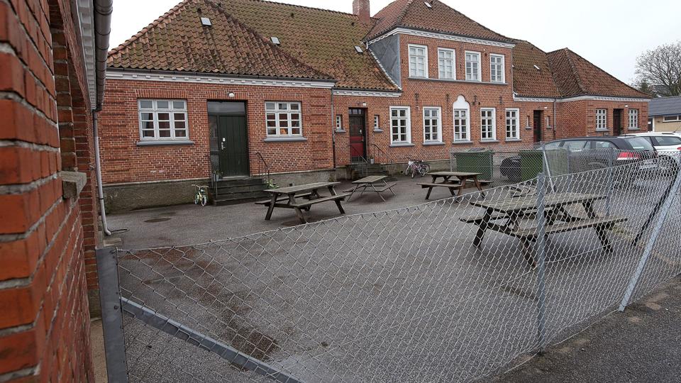 Den gamle skolebygning bliver ledig fra årsskiftet, når Mariagerfjord Kommune lukker børnehaven Stjernen. Nu har foreningen Kirsebærhaven købt den af kommunen for 330.000 kroner. Foto: Lars Pauli <i>Lars Pauli</i>
