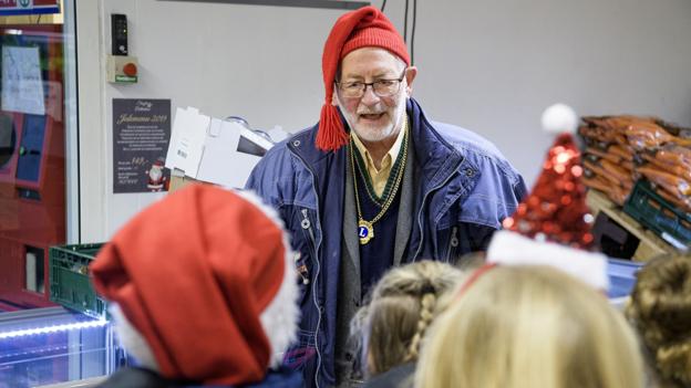 Efter sin hyldesttale til eleverne læste Axel René Aubertin et enkelt vers op om en julenisse fra sin nyudgivne digtsamling Året rundt. Foto: Peter Mørk <i>Peter Mørk</i>