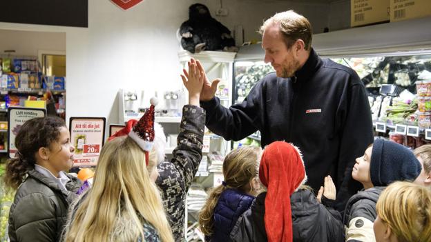 For eleverne var der også tid til at give meterhøje købmand Christian Rick Vestergaard en high five. Foto: Peter Mørk <i>Peter Mørk</i>