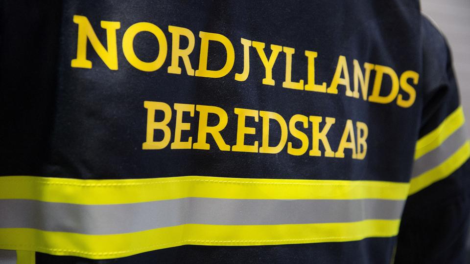 Nordjyllands Beredskab måtte tidligt mandag morgen i aktion på en ejendom ved Biersted. <i>Pressefotograf    Peter Moerk</i>
