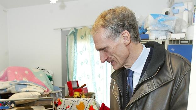 10-årige Razala gav sin egen fortolkning af billedet fra integrationsminister Bertel Haarders besøg: - Det er som om han peger og siger: "I skal ud!" - så svarer jeg: "Nej! Vi vil helst blive her"! Hør pigen fortælle sin historie, i videoen her i artiklen. Arkivfoto: Grete Dahl <i>Pressefotograf Grete Dahl</i>