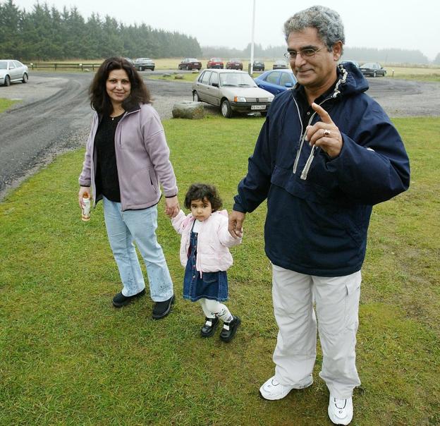 Flygtningecentret i Tranum, januar 2004: Razalas forældre med lillesøsteren Suzan. Foto: Kurt Bering <i>Pressefotograf Kurt Bering</i>