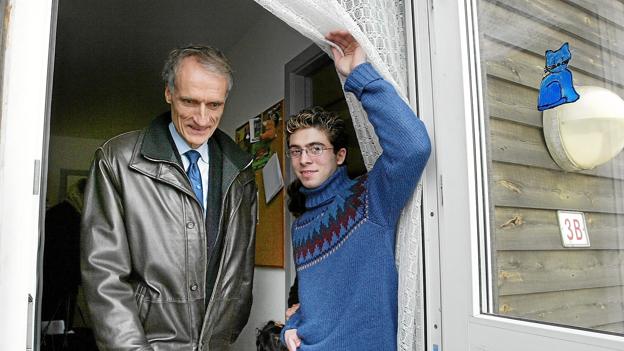 Ghazals yngste bror, Siawash, var teenager, da integrationsminister Bertel Haarder (V) besøgte asylcentret i 2004. I dag er Siawash Karim uddannet kok og ansat på Tyrifjord Hotel i Vikersund. Arkivfoto: Grete Dahl