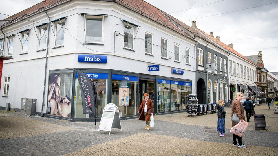 Ejendommen med blandt andet Matas som lejer er overtaget af et selskab, som ejes af byrådspolitiker Ricco Guldager Christensen sammen med Bernt Spanggaard, Hobro. Arkivfoto: Bo Lehm