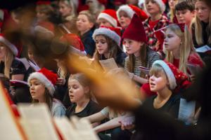 Se billederne: 200 glade børn i nissehuer sang julen ind med kammerorkester