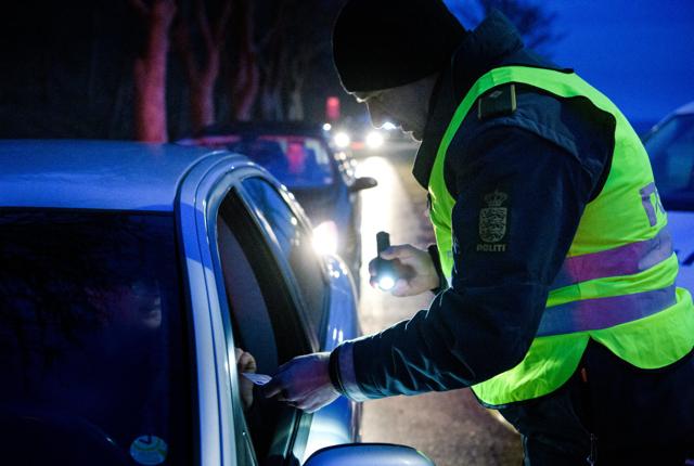 Den digitale version af det lyserøde kørekort er god nok til en dansk politirazzia, men løber du tør for strøm eller tager syd for grænsen skal du have det fysiske kørekort med.