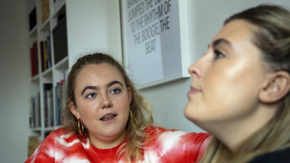 Nanna Hovgaard og Josephine Kuhn har skabt en podcast med stort lyttertal. De hyldes nu for deres arbejde med Fællesskabsprisen 2020. Arkivfoto: Martél Andersen <i>Foto: Martél Andersen</i>