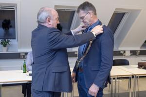 Slut med politik: Karsten Frederiksen siger farvel ved at overrække symbolsk borgmesterkæde