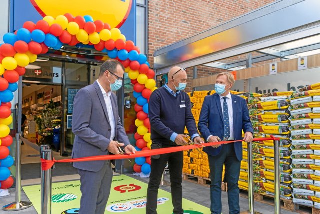 Butikschef Per Nielsen, borgmester Per Bach Laursen (V) og kommunaldirektør Henrik Kruuse klippede sammen den røde snor til den nye Lidl-butik i Aars. Privatfoto