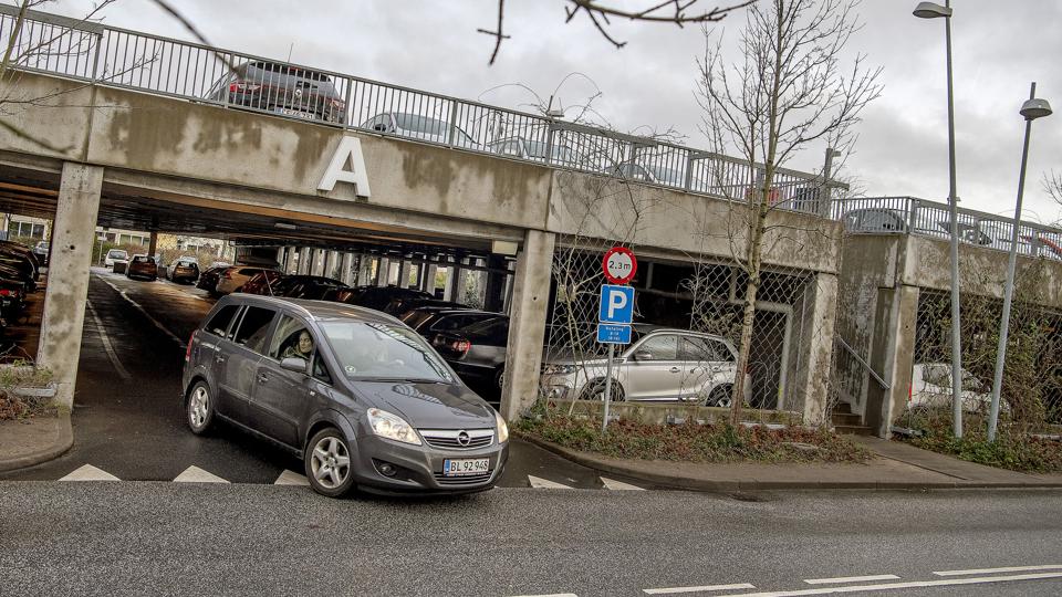 P-huset på Sauers Plads har vist sig ikke at være det guldæg, Aalborg Kommune oprindeligt regnede med. Derfor har byrådet nu droppet at sælge det og godkendt en mindreindtægt på 45 mio. kroner. Arkivfoto: Lars Pauli <i>Foto: Lars Pauli</i>