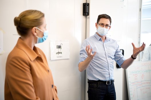"Tak", var det første, statsminister Mette Frederiksen sagde til Mads Albertsen, da hun torsdag eftermiddag besøgte det forskerhold, der er blandt verdens førende indenfor genomsekventering af covid-19-prøver. Mads Albertsen er leder af Albertsen Lab. Foto: Henrik Bo <i>Foto: Henrik Bo</i>