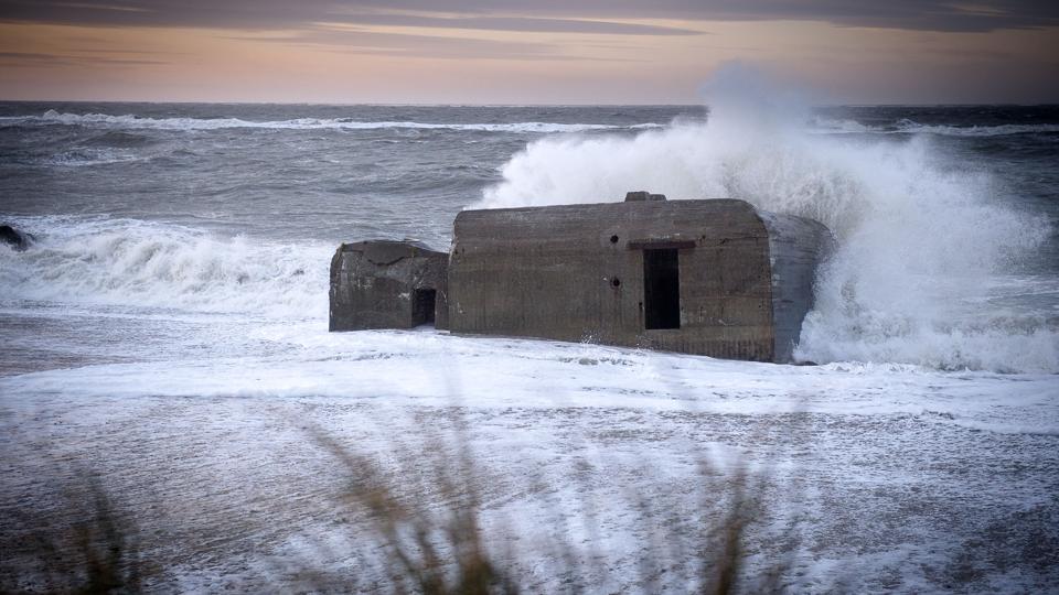 Klitterne foran bebyggelsen øst for landingspladsen i Lild Strand har behov for hård sikring mod bølgerne, som lige nu møder størst modstand fra betonen i en gammel bunker. Foto: Bo Lehm <i>Bo Lehm</i>