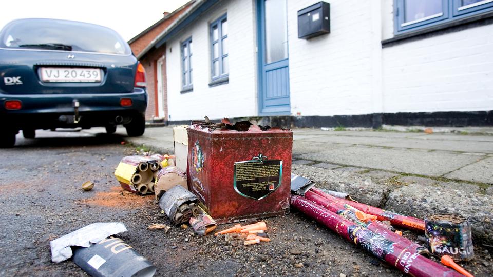 Fyrværkeri er ikke ualmindeligt omkring nytår i Bangsgade i det nordlige Nykøbing. Denne gang er der tale om decideret hærværk og gadeuorden. Arkivfoto: Bo Lehm