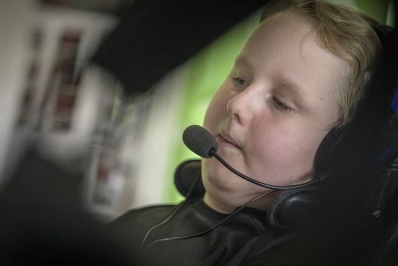 Victor Giliamsen vil gerne blive ved med at spille computer og PlayStation, fordi det er hans hobby og noget af det eneste, han kan. - Det er uretfærdigt, at vi ikke må få medicinen, når den er der, sagde han til politikerne i Folketingets sundhedsudvalg. Arkivfoto: Martin Damgård