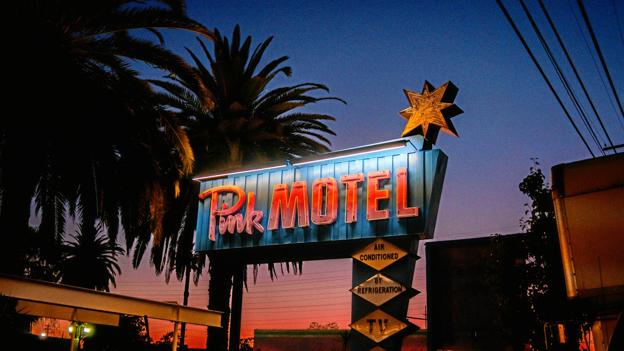 Optaget on location i et luvslidt, men også neonoplyst USA. Med moteller, stripbarer og motorvejsudfletninger på størrelse med Anholt.