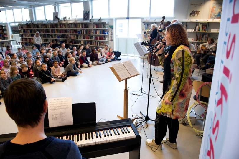 Flere aktiviteter er et af mange forslag, der vil blive drøftet på borgermødet 22. november. Her afholdes der koncert for indskolingsbørn på Hanstholm Bibliotek. <i>Arkivfoto: Bo Lehm</i>