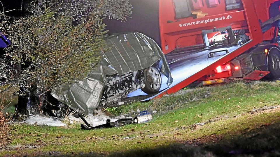 Bilen er efter ulykken blevet bugseret væk. Foto: Jan Pedersen
