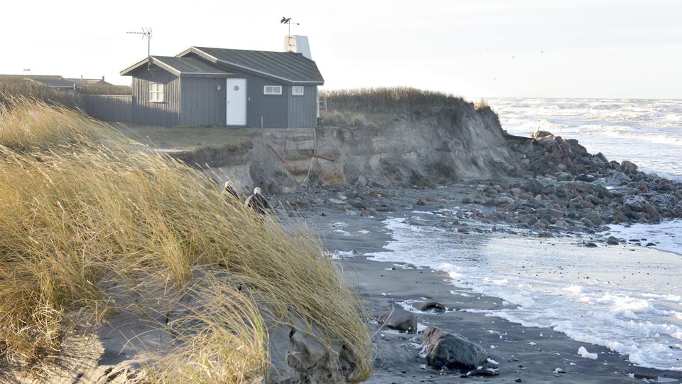 Efter stormen Urd i 2016 kom adskillige sommerhuse lidt for tæt på vandkanten. Arkivfoto: Bente Poder <i>Bente Poder</i>