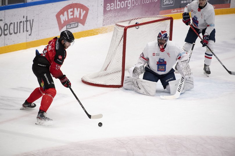 Thomas Spelling og Aalborg Pirates havde meget svært ved at skyde hul på Rungsteds stærke keeper Christopher Nihlstorp. Arkivfoto: Henrik Louis