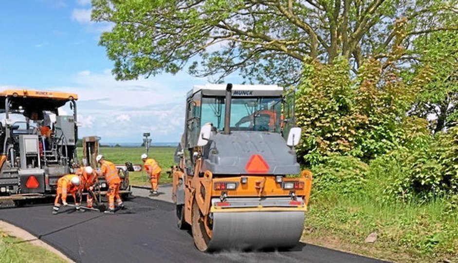 Munck Asfalt a/s sørger for, at der kommer asfalt på vejene i Mariagerfjord Kommune - både i byerne og i landdistrikterne. Privatfoto