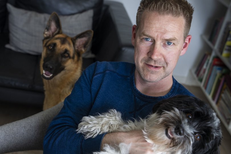 Med et videokamera og sine to hunde er Michael Kristensen blevet selvstændig med virksomheden Vildmedpoter. Foto: Martél Andersen <i>Foto: Martél Andersen</i>