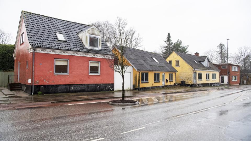 Brønderslev Kommune har købt  de tre huse Vestergade 35A - Vestergade 41 for at lave nye parkeringspladser. Foto: Kim Dahl Hansen