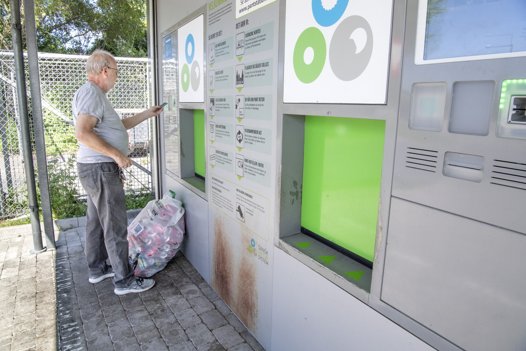På den ny type pantstation skal flaskerne og dåserne ikke længere i særlige sække, og man vil også kunne få udbetalt pengene med det samme. Foto Henrik Louis <i>Foto:Henrik Simonsen</i>