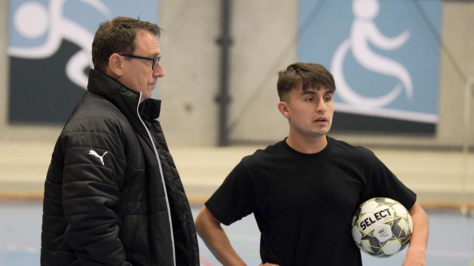 Formanden for Hjørring Futsal Klub, Peter Steen (tv.) er selv blandt de ramte af covid-19 efter udekampen mod Skive 5. december. Arkivfoto: Henrik Louis