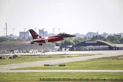 Klædt i Dannebrog er F-16 klar til træning inden sommerens airshows. Foto: Claus Søndberg