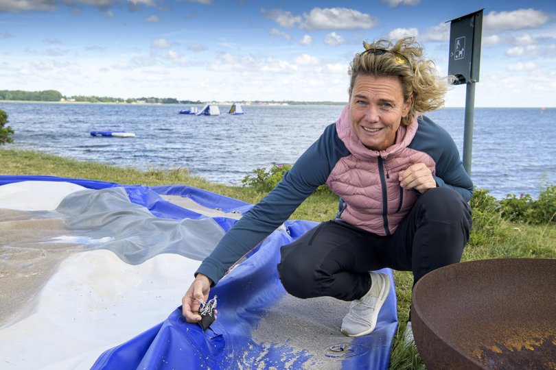 Lotte Bodilsen skal nu igen tage sig af skader på Glyngøre Vandparks udstyr. I juli 2020 blev en del af udstyret stormskadet. Denne gang er alt ødelagt. Arkivfoto: Peter Mørk
