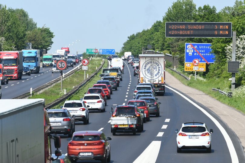 Presset på motorvej E45 frem mod Limfjordstunnelen bliver formentlig kun større og større. Men det kan intelligente trafikstyresystemer med tavler, der kan skilte hastigheden ned, ifølge en trafikforsker afhjælpe - til en vis grad. Arkivfoto: Ole Sanvig Knudsen <i>Ole Sanvig Knudsen</i>