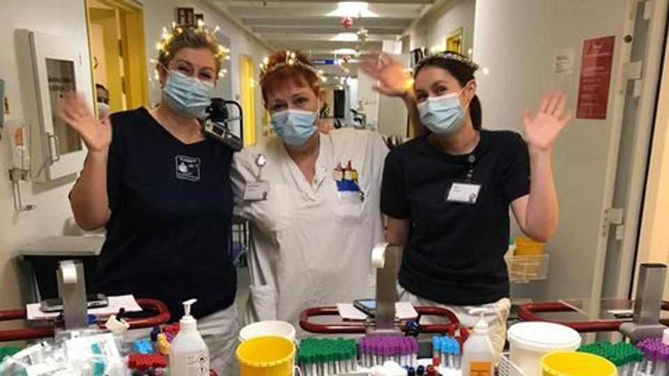 Anneline (tv) og hendes bioanalytikerkolleger spreder juleglæde på hospitalet. Privatfoto.