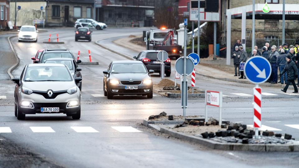 Hostrupvej, den trafikale hovedfærdselsåre i Hobro, blev i december 2017 genåbnet efter ti måneders renovering. Men kommunen og entreprenørfirmaet stridses fortsat om regningen. Arkivfoto: Torben Hansen