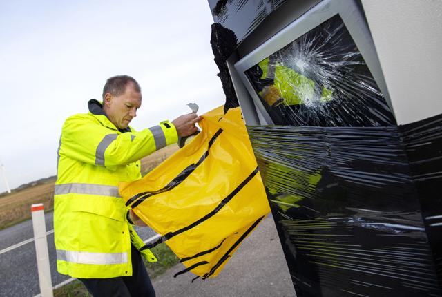 Ivar Sande, afdelingsleder i Vejdirektoratet, tilser de ødelagte stærekasser. Foto: Henrik Bo