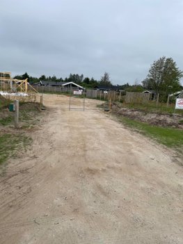 Det er fra denne byggeplads på Søren Petersvej, at tyveriet af stilladset fandt sted en tidlig morgen i sidste uge. Nu er der sat aflåst låge op til området. Privatfoto