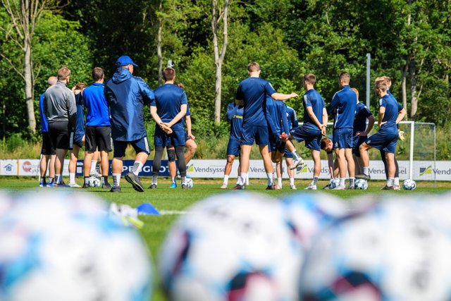 Der var 14 spillere til træning, men ingen træner, da Vendsyssel FF havde første træningsdag frem mod den nye sæson. Spørgsmålet er, hvordan fremtiden ser ud for klubben, da de udenlandske ejere har tømt kassen. Foto: Henrik Bo