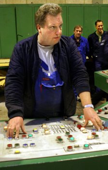 En halv time efter, at operatør Per Madsen havde trykket på den røde knap, standsede produktionsanlægget for altid. Foto Thomas Gaardsmand <i>Pressefotograf xxxxxxxxx</i>