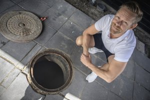 Giftigt kloakvand i kældrene: Michael kæmper for at holde vandet væk fra huset
