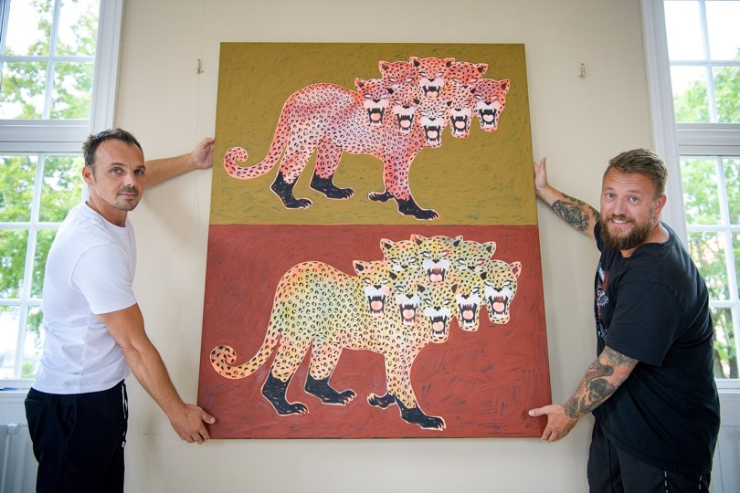 Mangehovedede kattedyr, præsenteret af kunstneren, Rune Christensen (til højre) og Henrik Godsk.
