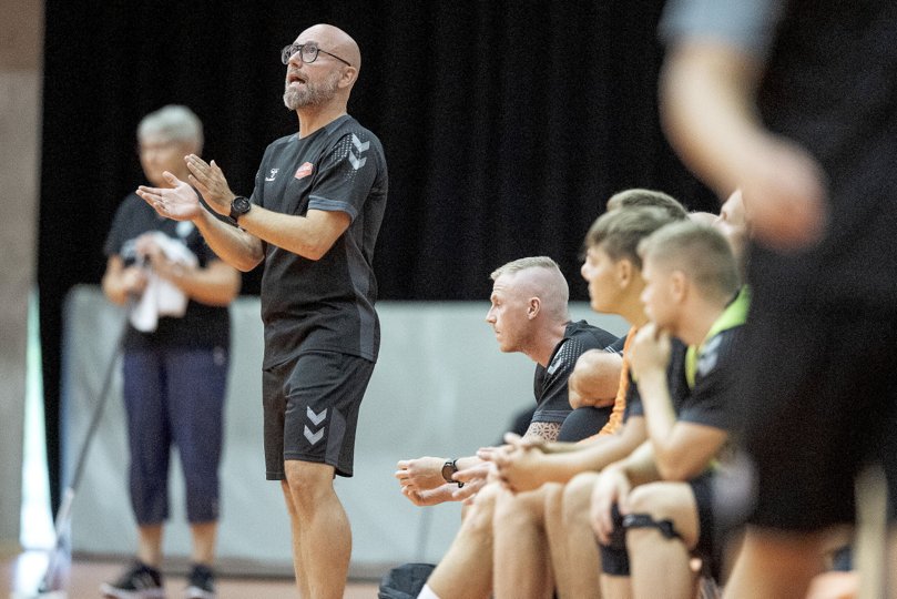 Aalborg Håndbold-træner Stefan Madsen var især tilfreds med angrebsspillet mod TTH Holstebro. Arkivfoto: Lars Pauli <i>Foto: Lars Pauli</i>