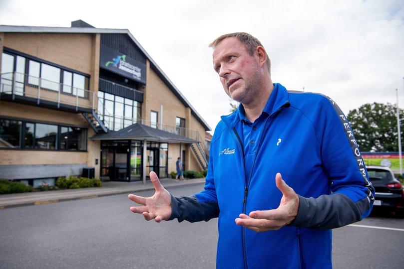 En 17-årig pige blev mandag fundet død i svømmehallen på Idrætscenter Jammerbugt i Fjerritslev. Nu vil centerleder Søren Konnerup tage det op til overvejelse, om centeret fremover skal stille med livredder til private arrangementer. Foto: Torben Hansen