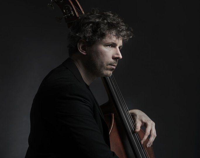 Jazzbassisten Thomas Munk-Petersen har allieret sig med the grand old man Uffe Markussen på sin debut.