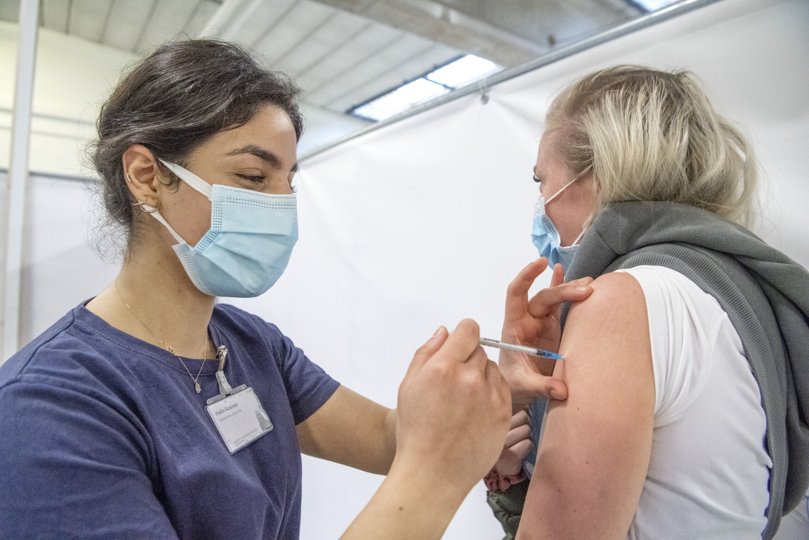 Region Nordjylland har haft succes med at få borgere til at lade sig vaccinere mod covid-19 - men en del unge har endnu ikke fået første stik. Arkivfoto: Henrik Louis
