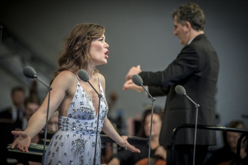 Sopran Clara Cecilie Thomsen istemte en Mozart-arie, da himlens sluser åbnede sig i en syndflod. Foto: Martin Damgård