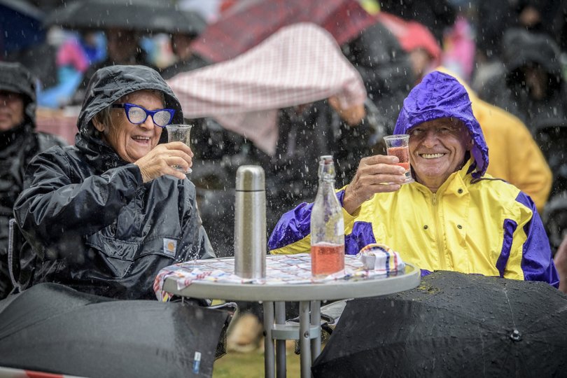 Opera-oplevelsen i Rebild søndag blev en våd omgang, men nogle tilhørere tog det med godt humør. Også mandag kan der blive brug for regntøj i Nordjylland. Foto: Martin Damgård