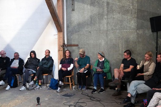 Mindehøjtidelighed på Livø. Ved mikrofonen Jakob Jakobsen, i den grønne jakke historiker Birgit Kirkebæk. Foto: Rikke Ehlers
