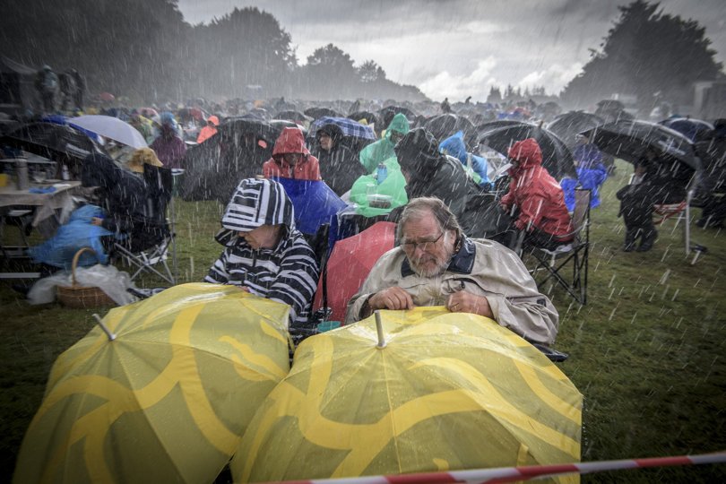 I mindst et kvarter - sådan føltes det i hvert fald - hamrede regnen ned over et sagesløst publikum på Operapladsen i Rebild, og det fik efterfølgende en del af de omkring 1500 tilhørere til at opgive ævred og pakke klapstole, campingborde og picnickurve sammen. Foto: Martin Damgaard