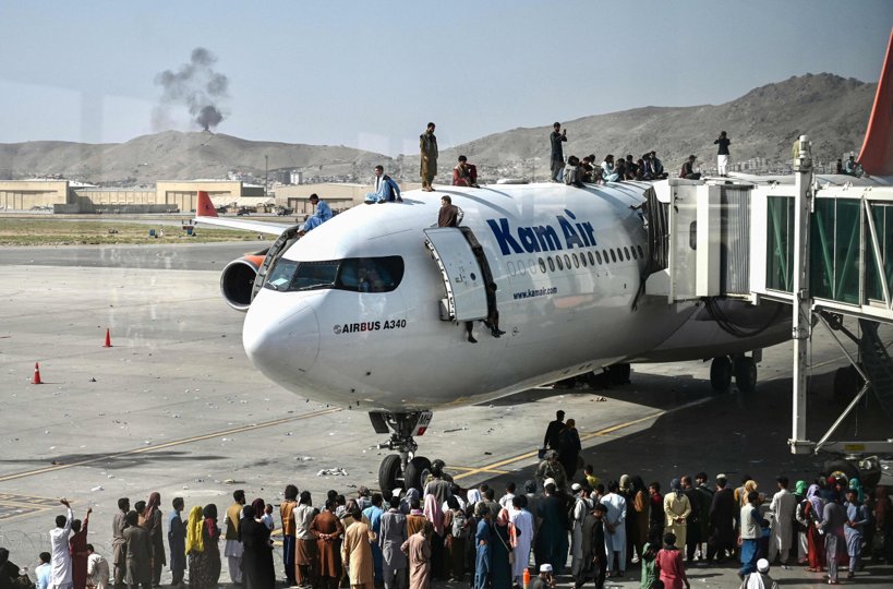 Desperate scener i lufthavnen i Kabul. Foto: Scapnpix <i>Ritzau Scanpix</i>