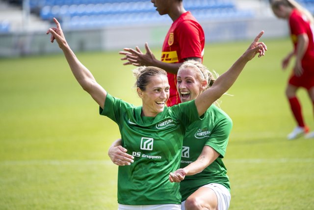 Florentina Olar fejrer scoringen mod sin tidligere klub. Foto: Kim Dahl Hansen